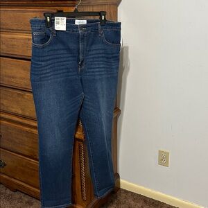 NWT Crown & Ivy Vintage Straight Premium Denim Stylish High Rise Waist Jeans.